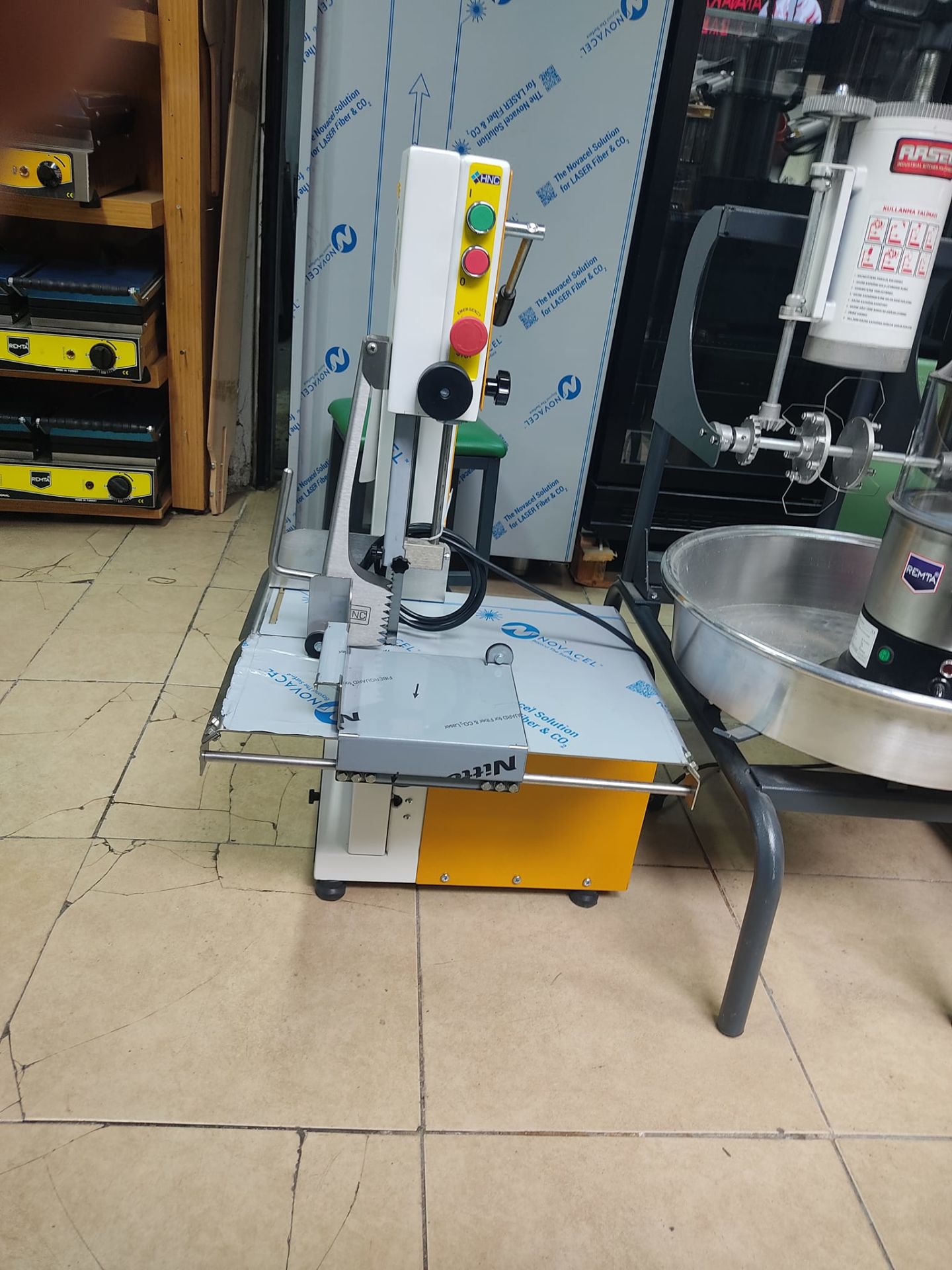 HNC MARKA 1.5 KW 2 HP GENİŞ TEPSİ ÖZEL MODEL ET KEMİK KESME TESTERESİ 5 Adet şerit hediyeli